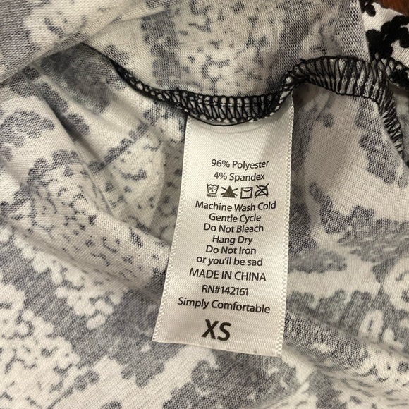 NWOT LuLaRoe Gigi Geometric T- Shirt - Picture 3 of 5